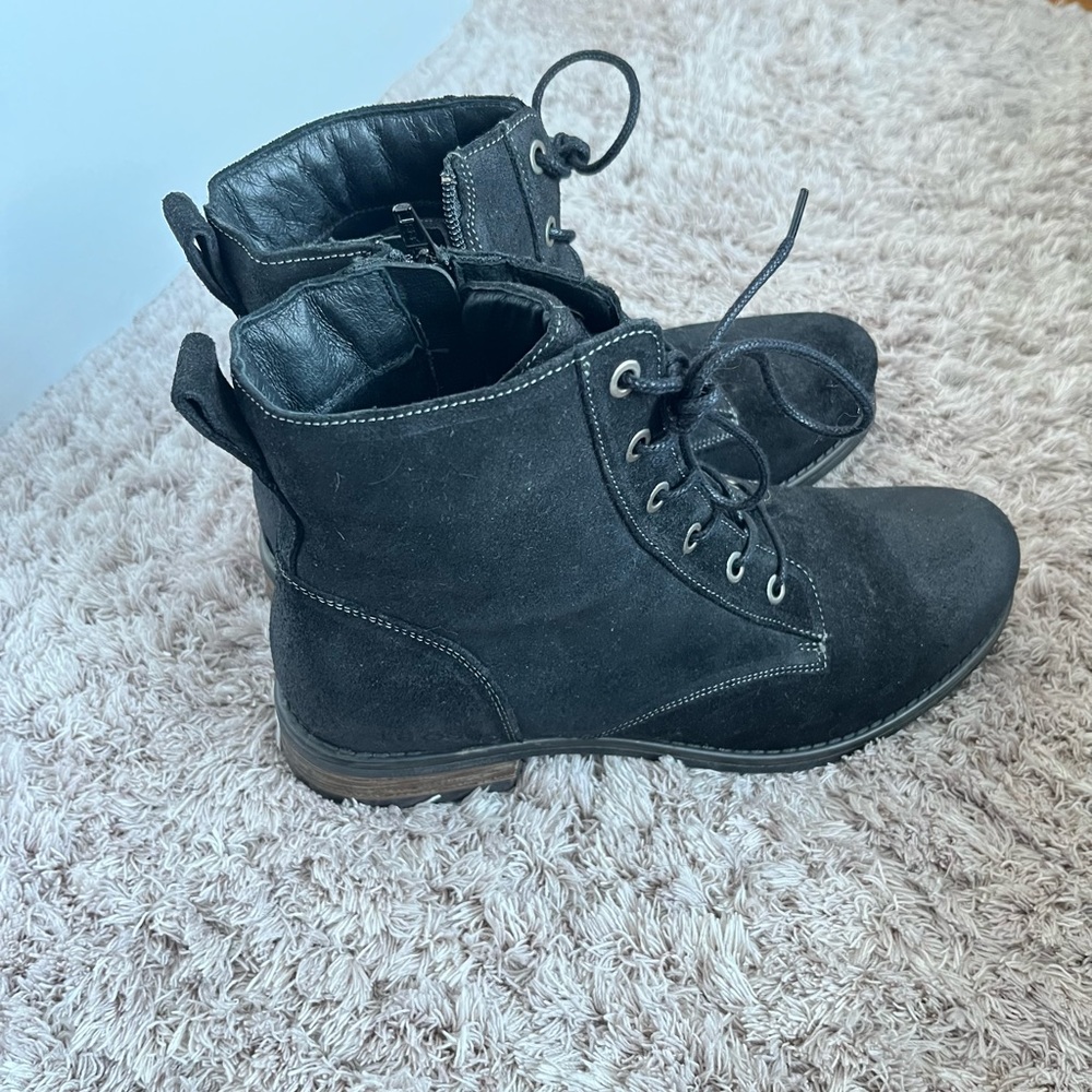 NWOT Taos suede boots size 9-9.5